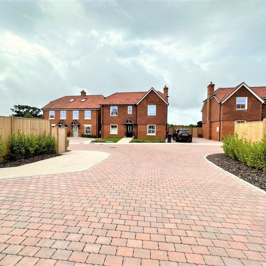 A 3 Bedroom Semi-Detached House Instruction to Let in Hailsham - Photo 1