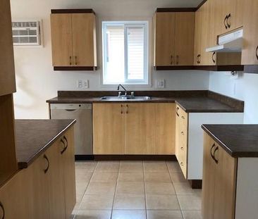 Beau et grand 4.5 de 1 200 p.c. pour 55 ans et plus - Photo 3