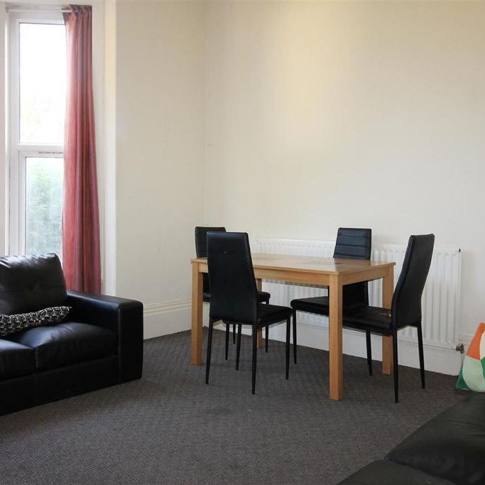 4 bedroom flat to rent - Photo 1