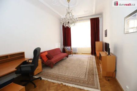 Krásný slunný prostorný byt 2+1 v prvním patře s balkonem v cihlovém domě na Vinohradech - Fotografie 4