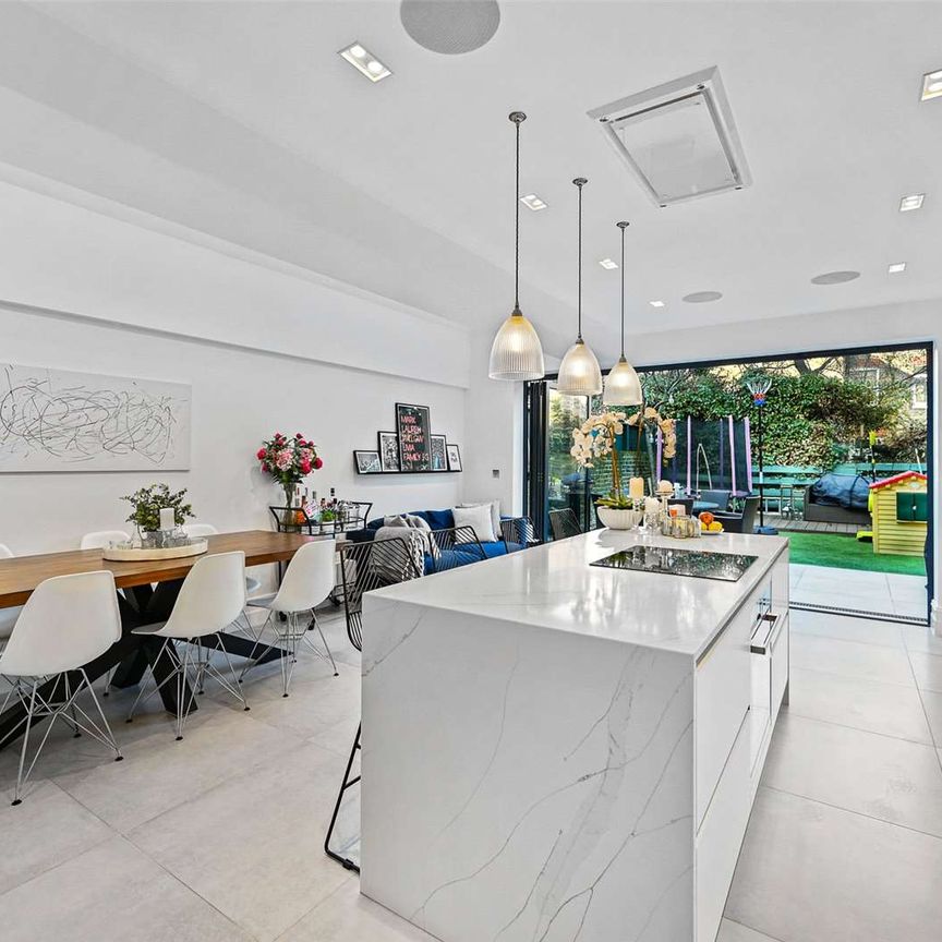 A well-finished five bedroom house located close to Putney High Street and the River Thames. - Photo 1