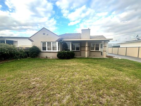 THREE BEDROOM FAMILY HOME - Photo 5
