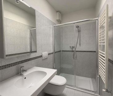 Attico moderno di 4,5 locali ammobiliato con vasto spazio esterno e ro - Foto 4