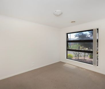 SPACIOUS 4 BEDROOM HOME IN PERFECT LOCATION - Photo 4