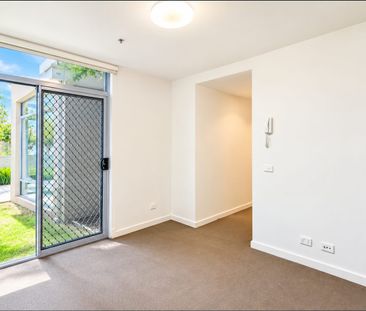 Spacious Two-Bedroom Apartment with Private Entrance & Courtyard - Photo 1