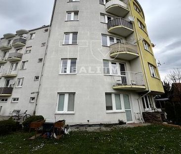 NA PRENÁJOM VEĽKÝ 2-IZBOVÝ BYT (60 m2) S BAZÉNOM, PARKOVANÍM A ZÁHR... - Fotografia 2