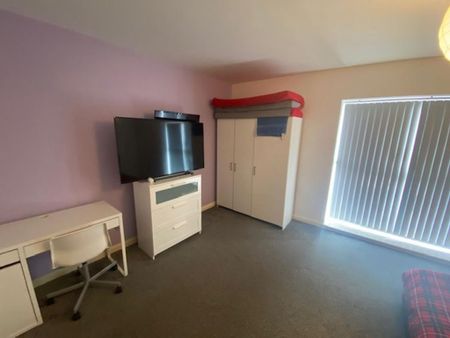 4 bedroom flat to rent - Photo 3