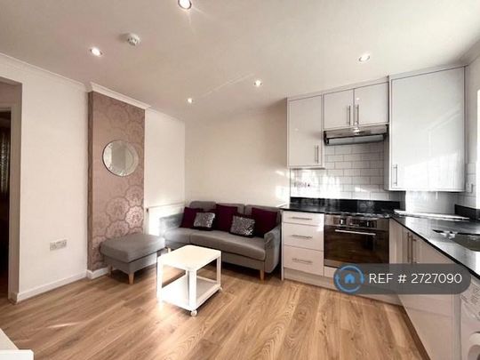 3 bedroom flat to rent - Photo 1