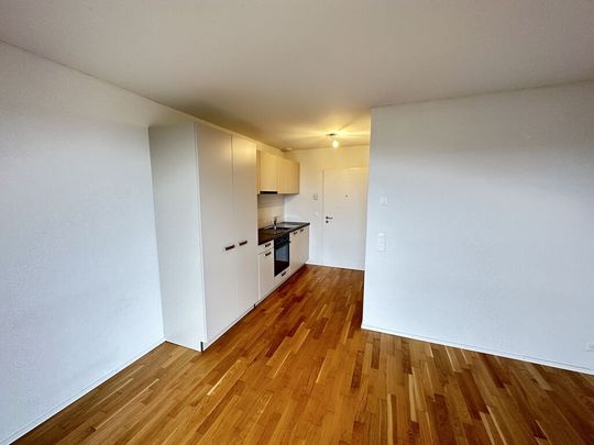 Modern and close to shops - Photo 1