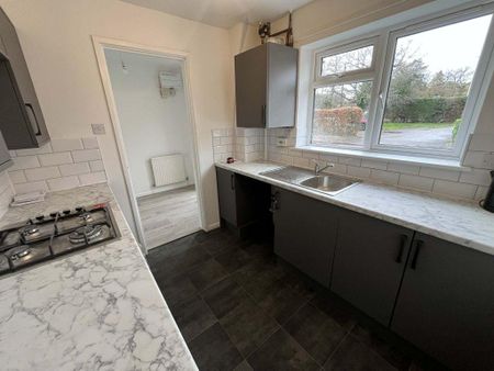 3 bedroom semi-detached house to rent - Photo 2