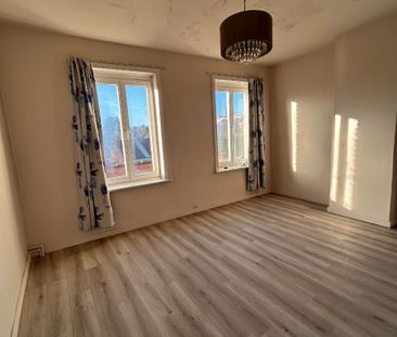 Halfopen woning te huur met 8 slaapkamers en uitweg. - Photo 2