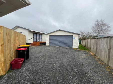 Newly Renovated 3 bedroom + Garage close to town - Photo 3