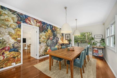 Charming Family Living in Peaceful, Leafy Cul-de Sac - Photo 3