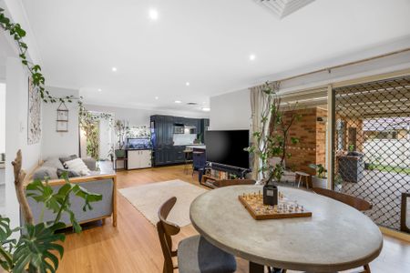 STUNNING FAMILY HOME IN A QUIET CUL DE SAC - Photo 2