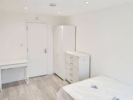 Corby Drive, Englefield Green, Egham, TW20 0TR - Photo 3