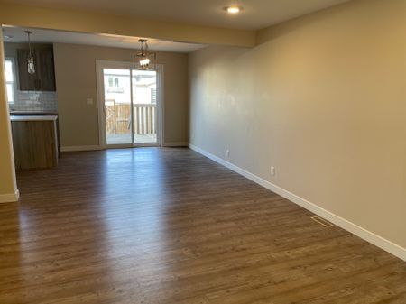 Beautiful 3-Bed Townhouse, Pet-Friendly with Fenced Yard in Aspen Lake - Photo 4