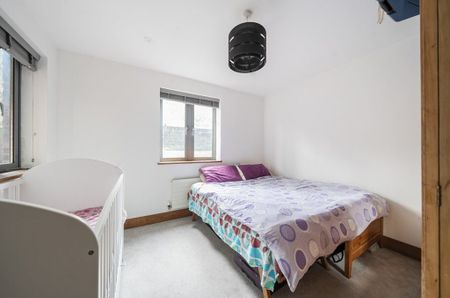 2 Bedroom - Highcliffe Road, Winchester - Photo 5