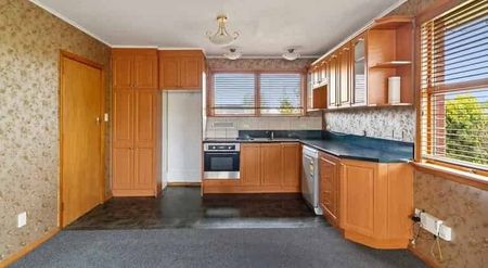 Three bedroom tidy home with backyard - Photo 2