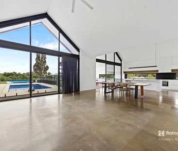 Timeless Design Meets Curated Luxury - Just 5km from Echuca - Photo 2