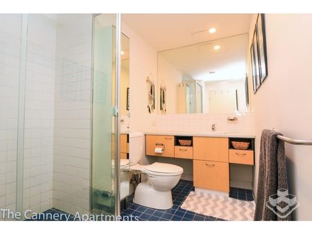 Stylish Ground Floor Apartment with Private Courtyard & Uninterrupted Views-No Car park - Photo 4
