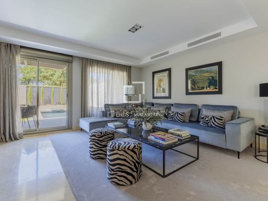 Stunning townhouse with garden and private pool for rent in Mistral 2, La Finca, Pozuelo - Photo 1