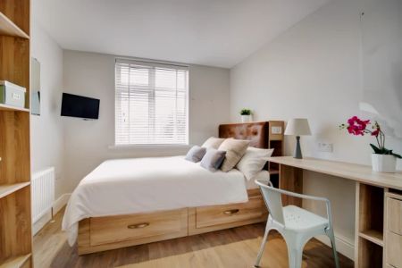 8 bedrooms 2 bathrooms - Photo 5