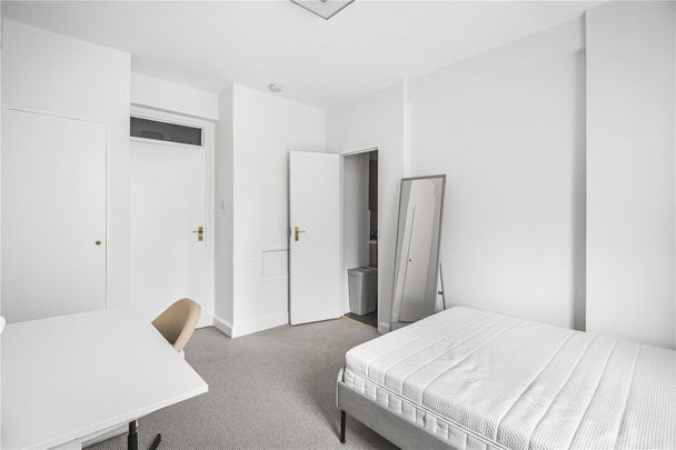 Charterhouse Square, London, EC1M 6EY - Photo 1