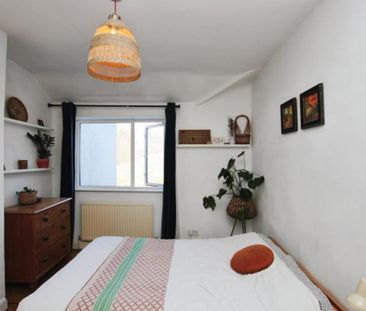 A splendid three bedroom terraced house available for rent in the h... - Photo 3