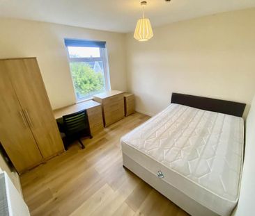 3 bedroom flat to rent - Photo 4
