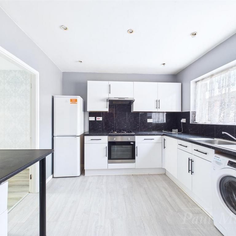 3 bedroom end of terrace house to rent - Photo 1