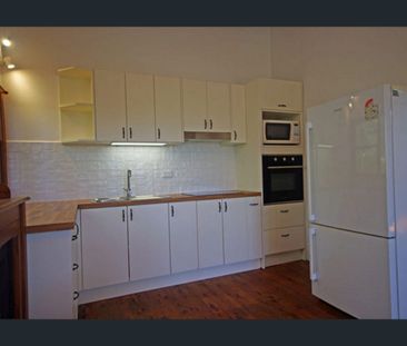 Partly Furnished | 2 Bedrooms | 1 Bathroom - Photo 4