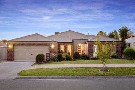 Beautiful Four Bedroom Family Home - Photo 3