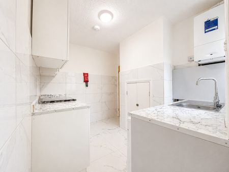 3/4 Bedroom Semi Detached, Whitelands Road, High Wycombe, HP12 3EL - Photo 3