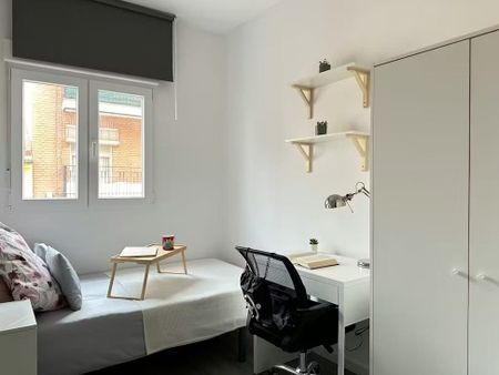 Calle de Pradales, Madrid, Community of Madrid 28047 - Photo 5