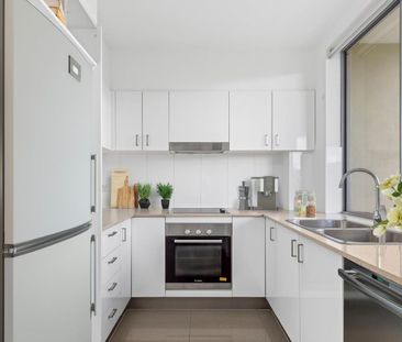 Modern and Stylish Apartment - Photo 6