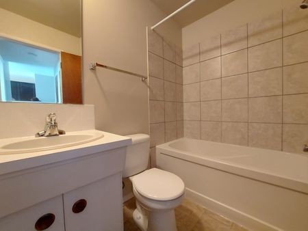 Beautiful Second Floor Unit! - Photo 4