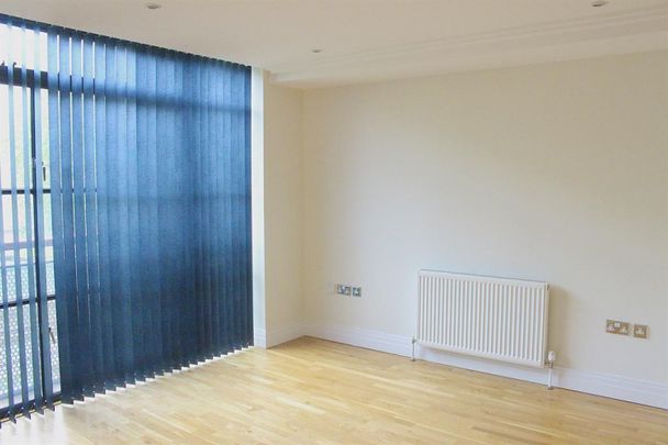 2 bedroom Flat To Let - Photo 1