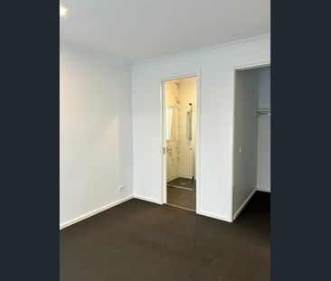 3 bedroom townhouse in quiet pocket of Albion - Photo 4