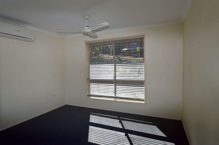 AFFORDABLE HOUSE IN QUIET CUL-DE-SAC IN SOUGHT AFTER SEAVIEW HEIGHTS - Photo 3