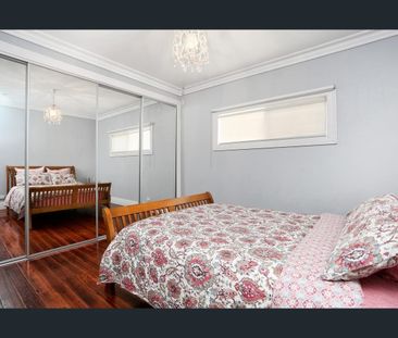 FABULOUS FAMILY HOME - Photo 4