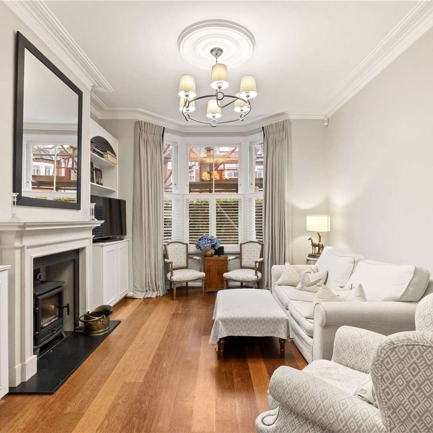 NO SHARERS. A beautifully presented three bedroom home on a desirable residential road in the Nightingale Triangle. - Photo 1