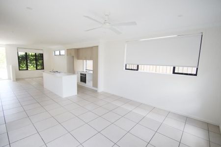 Spacious 4-Bedroom Family Home with Separate double Garage - Photo 4