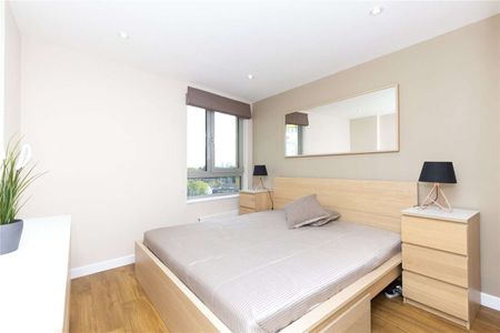 Completely refurbished one bedroom apartment with a private balcony offering excellent views of Canary Wharf and The City. - Photo 3