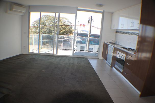 SPACIOUS 1 BED APARTMENT IN FOOTSCRAY - Photo 1