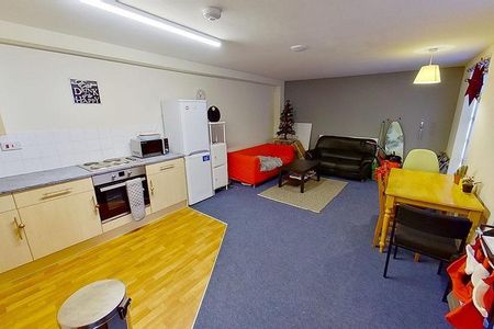 3 bedroom flat to rent - Photo 4