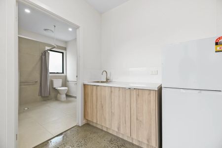 Brand new fully furnished rooms with private courtyards – All bills included! - Photo 2