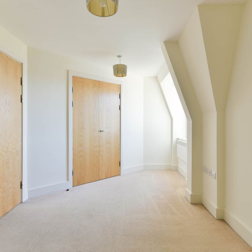 Central Walk, Station Approach - Photo 1