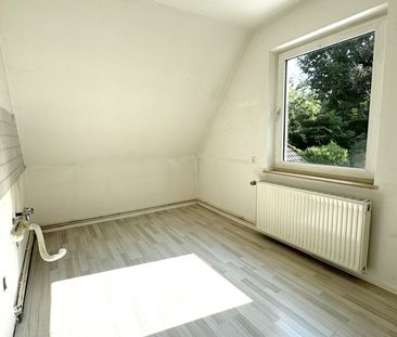 Renovierungsbedürftige 3-ZKB OG-Wohnung in einem Zweifamilienhaus i... - Foto 1