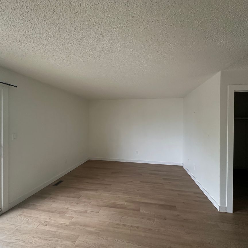 Pet Friendly, 3 Bedroom 4plex in desirable Eastview!! - Photo 1