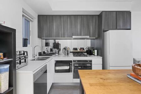 Modern & Stylish Top Floor Apartment - Photo 5